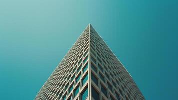 ai generiert glatt modern Wolkenkratzer gefangen im Nahansicht mit reflektierend Glas Fassade gegen klar Blau Himmel foto