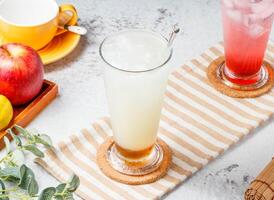 frisch vereist Apfel glücklich Pi mit Glas von Obst Saft ongrey Hintergrund. gesund Getränke Konzept foto