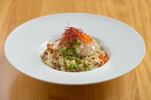 japanisch Küche Trüffel Udon im Gericht isoliert auf hölzern Hintergrund oben Aussicht foto