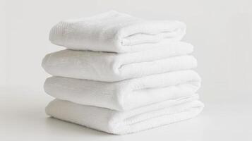 ai generiert einfach Stapel von knackig, gefaltet Weiß Handtücher gegen ein rein Weiß Hintergrund. foto