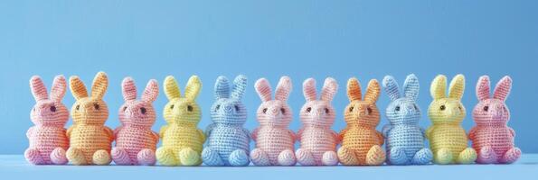 ai generiert Ostern Freude. Reihen von gehäkelt Kaninchen, Erstellen ein charmant Dekoration zum das Ostern Festival. foto