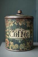 ai generiert Jahrgang Charme, klassisch Tee Antiquität Zinn umfunktioniert mit das Text Kaffee foto
