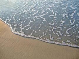 Meer Welle auf Sand Hintergrund foto