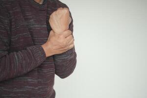 Mann leidet Schmerzen in der Hand Nahaufnahme foto