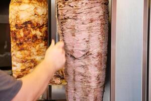 rotierend traditionell Gyros Fleisch schließen oben foto