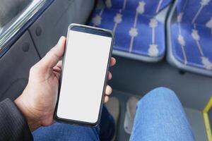 Passagier Sitzung im ein Bus mit seine Telefon. foto