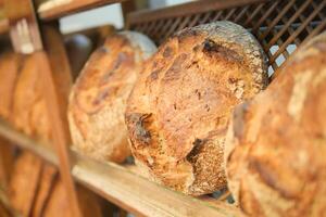 frisch gebacken Brot beim Bauern Markt Regale im Istanbul . foto