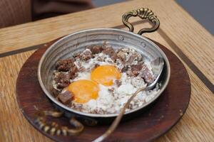 Türkisch durcheinander Eier mit geröstet Fleisch im Kupfer schwenken foto