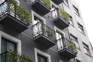 ein Gebäude mit ein Menge von Fenster und Balkone auf es foto