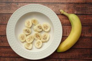 schließen oben von Scheibe von Banane im ein Schüssel auf Tabelle foto