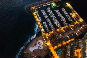 oben Aussicht von das Yachthafen mit Yachten beim Nacht auf das Insel von Teneriffa, Kanarienvogel Inseln, Spanien foto