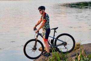 Berg Biker suchen beim Aussicht und Reisen auf Fahrrad. See Landschaft. foto