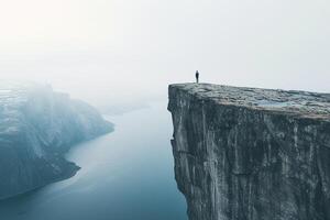 ai generiert Mann Stehen auf das Kante von Cliff beim Sonnenaufgang. foto