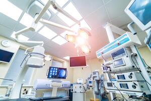 Klinik Innere mit Betriebs Chirurgie Tisch. Lampen und Ultra modern Geräte. Technologie, Hi-Tech Innere. Medizin Konzept. foto