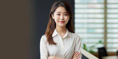 ai generiert Porträt von ein jung zuversichtlich asiatisch Frau posieren im das Büro. Geschäft Dame foto