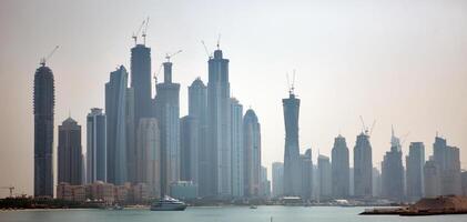 schön Dubai Stadt. Vogel Auge Aussicht auf majestätisch Stadtbild mit modern Neu Gebäude. Panorama- Szene. foto