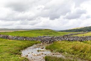 szenisch Landschaft Foto mit Stein Mauer und Hügel beim Malham Bucht, Yorkshire, Vereinigtes Königreich.