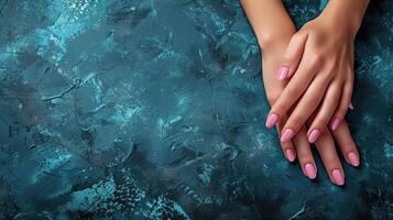 ai generiert weiblich Hände mit Rosa Nagel Design. funkeln Rosa Nagel Polieren Maniküre auf Blau Hintergrund, Kopieren Raum foto