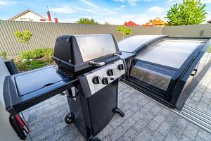 Grill und Grillen Konzept. Grill Kohlebecken draußen. modern Grill Ausrüstung. foto