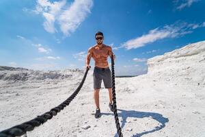 Fitness Athlet im Sonnenbrille bereitet vor zum Ausbildung foto