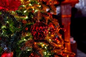 feiern Urlaub Innen- Innere. schön dekoriert Weihnachten Baum im Haus. foto