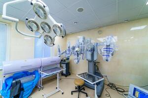 chirurgisch Zimmer im Krankenhaus mit Roboter Technologie Ausrüstung, Maschine Arm der Chirurg im futuristisch Betrieb Zimmer. minimal angreifend chirurgisch Innovation, medizinisch Roboter Chirurgie mit Endoskopie foto