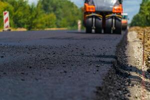 industriell Pflaster LKW. Verlegung frisch Asphalt auf Konstruktion Seite? ˅. schwer Maschine Industrie. mechanisch Maschinenbau. foto