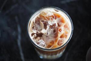 vereist spät im ein transparent Glas auf Cafe Tabelle foto