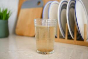 schmutzig Glas von Wasser auf Küche Tabelle foto