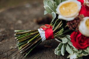 ein Hochzeit Strauß von rot Rosen steht im Natur foto