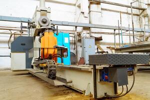 Bohren Maschine Arbeiten Prozess auf Metall Fabrik foto