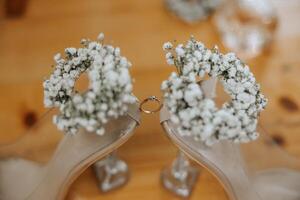 stilvoll Hochzeit Ringe. Briefe von das Braut und Bräutigam. Versprechen Engagement. Luxus Ehe und Hochzeit Zubehörteil Konzept. zwei Hochzeit Ringe und ein Hochzeit Einladung foto