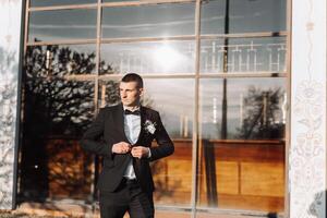 Porträt von ein gut aussehend jung Bräutigam auf ein Herbst Tag draußen im ein elegant Anzug. draussen Foto. gut aussehend Mann im ein Geschäft Anzug. foto