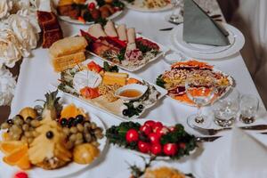 oben Aussicht von ein schön dekoriert Tabelle mit köstlich Lebensmittel. alles ist bereit zum Mittagessen oder Abendessen mit köstlich Snacks und ein gemütlich Atmosphäre. foto