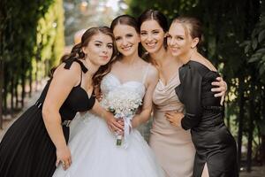 Hochzeit Fotografie. ein Brünette Braut im ein Hochzeit Kleid und ihr freunde foto