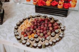 Sushi Bar unter Gastronomie Bankett Tisch. Vielfalt von Snacks, vorspeisen, Meeresfrüchte und gekocht Mahlzeiten angezeigt wie Buffet zum Hochzeit, Weihnachten, Geschäft Unternehmen, Geburtstag Party oder andere Veranstaltung foto