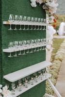 Grün Stand mit Champagner Brille. viele Brille zum Gäste, Vorbereitung zum das Feier. Einzelheiten foto
