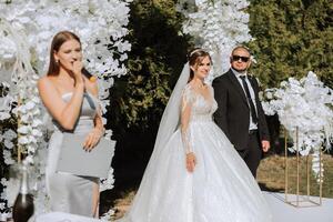 ein weiblich Hochzeit Moderator geben ein Rede und das Braut und Bräutigam foto