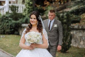 das Moment von das zuerst Treffen von das Braut und Bräutigam mit ein Hochzeit Strauß, das Braut ist warten zum ihr Liebhaber. foto