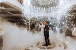 das Hochzeit von das Braut und Bräutigam im ein elegant Restaurant mit großartig Licht und Atmosphäre. das zuerst tanzen von das Braut und Bräutigam. foto