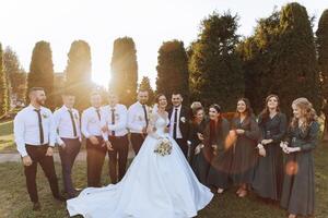 Hochzeit Foto Session im Natur. das Braut und Bräutigam Kuss und ihr freunde