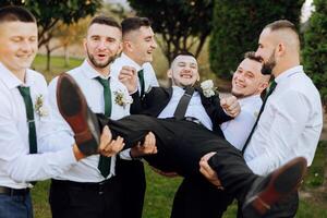 Hochzeit Foto Session im Natur. freunde halt das Bräutigam im ihr Waffen