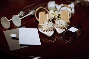 Braut Hochzeit Ring auf hochhackig Schuhe, Damen Parfüm, Hochzeit Brille. Hochzeit Einzelheiten. hoch Qualität Foto