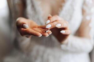 Nahansicht von ein elegant Diamant Ring auf ein Frau Finger mit ein modern Maniküre, Sonnenlicht. Liebe und Hochzeit Konzept. Sanft und selektiv Fokus. foto