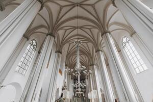 hoch Qualität Foto. Lemberg. diese ist ein groß katholisch Kirche, das Main Attraktion von das Stadt. Innere von das hell Kirche, Panorama von groß Säulen. Panorama Innerhalb das alt gotisch Kirche. foto