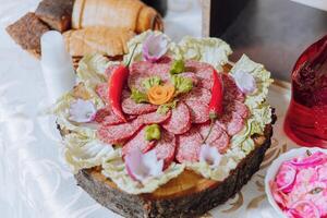 Kosaken Tisch. Bankett Halle Fleisch Leckereien zum Gäste. hausgemacht Ausschnitte. Schweinefleisch Filet. köstlich Fleisch Schnitte. Fleisch Platte. köstlich Kompositionen von geräuchert Minze. Hütte Käse. foto