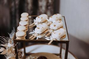 Mandel Kekse, Süss Kuchen zum ein Hochzeit Bankett. ein köstlich Rezeption, ein luxuriös Zeremonie. Tabelle mit Süßigkeiten und Nachspeisen. köstlich bunt Französisch Nachspeisen auf ein Teller oder Tisch. Süßigkeiten Bar. foto