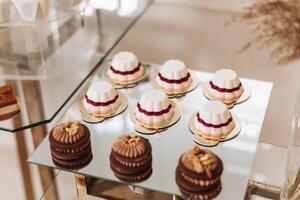 Mandel Kekse, Süss Kuchen zum ein Hochzeit Bankett. ein köstlich Rezeption, ein luxuriös Zeremonie. Tabelle mit Süßigkeiten und Nachspeisen. köstlich bunt Französisch Nachspeisen auf ein Teller oder Tisch. Süßigkeiten Bar. foto