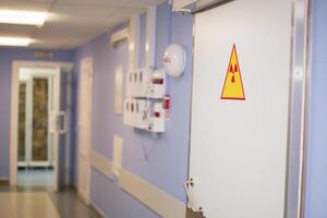 radiologisch Krankenhaus Gang. Tür mit Strahlung Zeichen foto