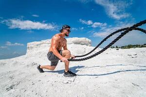 jung gut aussehend Mann Ausbildung außen. attraktiv sportlich männlich mit nackt Torso. foto